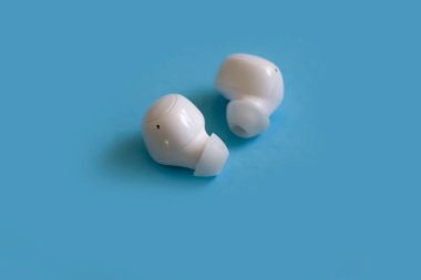 Renkli arka planda kablosuz kulaklık.