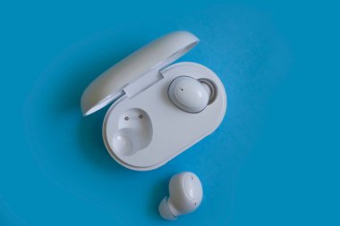 Renkli arka planda kablosuz kulaklık.