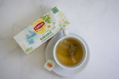 2 Ocak 2023 Ukrayna şehri Kyiv papatya çayı Lipton şirketinden gelen poşetlerde.