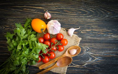 Çeri domates, sarımsak, maydanoz...