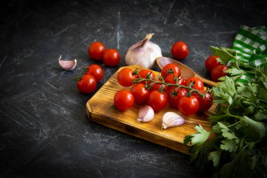 Çeri domates, sarımsak, maydanoz...