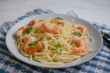 Kasede karidesli spagetti.
