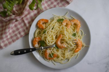 Kasede karidesli spagetti.