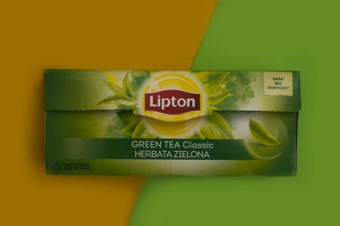 11 Ekim 2022 Ukrayna şehri Kyiv yeşil çay renkli bir arka planda Lipton