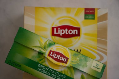 11 Ekim 2022 Ukrayna şehri Kyiv yeşil çay renkli bir arka planda Lipton