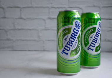 Mavi havlu beyaz arkaplanda izole edildi