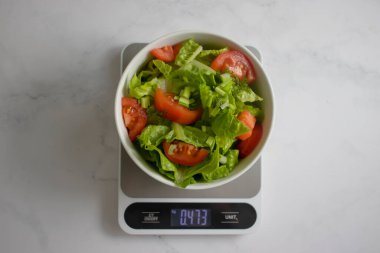 Salatalı tabak, arka planda mutfak pulu.