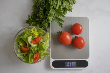 Salatalı tabak, arka planda mutfak pulu.