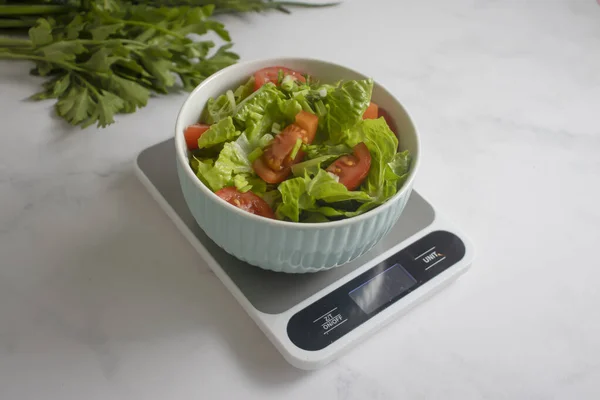Teller Mit Salat Küchenwaage Auf Hellem Hintergrund — Stockfoto