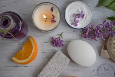 Masaj fırçası, açık arkaplanda leylak çiçeği