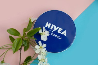 2 Mayıs 2022 Ukrayna şehri Kyiv krem Nivea, renkli bir arka planda çiçek