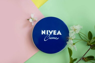 2 Mayıs 2022 Ukrayna şehri Kyiv krem Nivea, renkli bir arka planda çiçek