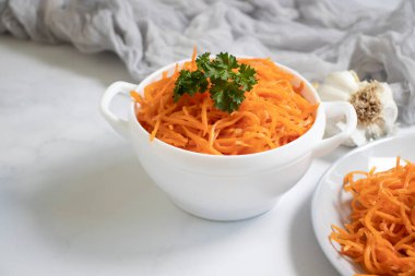 Mutfaktaki kasede havuç.  