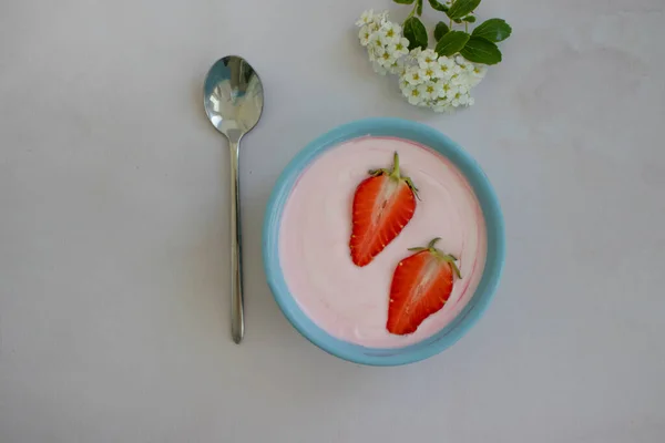 浅色背景的草莓酸奶 — 图库照片