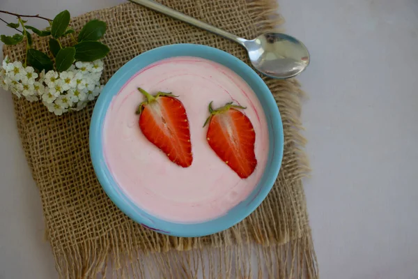 浅色背景的草莓酸奶 — 图库照片