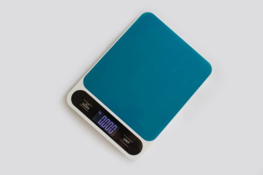 Renkli arka planda mutfak pulları