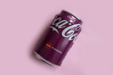 19 Nisan 2023 Ukrayna şehri Kyiv renkli bir arka planda Coca-Cola kirazı yapabilir