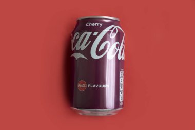 19 Nisan 2023 Ukrayna şehri Kyiv renkli bir arka planda Coca-Cola kirazı yapabilir