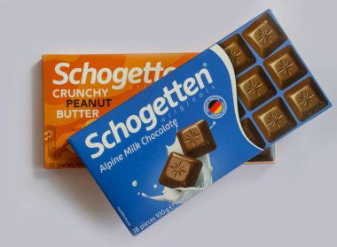 19 Nisan 2023 Ukrayna şehri Kyiv çikolatası renkli bir arka planda Shogetten