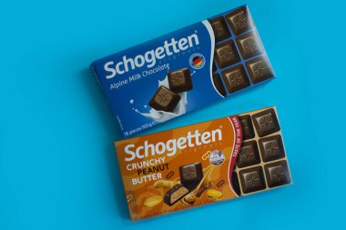 19 Nisan 2023 Ukrayna şehri Kyiv çikolatası renkli bir arka planda Shogetten