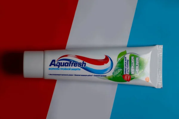 April 2023 Ukraine City Kyiv Aquafresh Toothpaste Colored Background — Stock Photo, Image