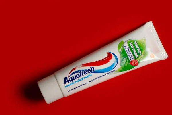 April 2023 Ukraine City Kyiv Aquafresh Toothpaste Colored Background — Stock Photo, Image