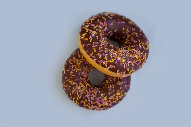 Renkli bir arka planda donat keki