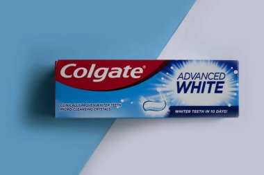 25 Nisan 2023 Ukrayna şehri renkli arka planda Kyiv Colgate diş macunu