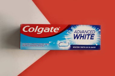 25 Nisan 2023 Ukrayna şehri renkli arka planda Kyiv Colgate diş macunu