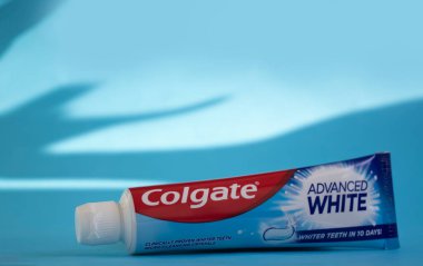 25 Nisan 2023 Ukrayna şehri renkli arka planda Kyiv Colgate diş macunu