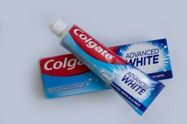 25 Nisan 2023 Ukrayna şehri renkli arka planda Kyiv Colgate diş macunu