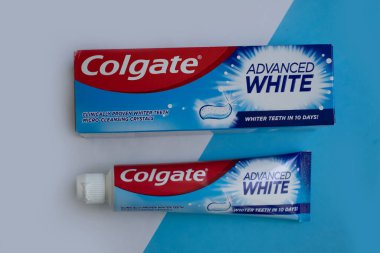 25 Nisan 2023 Ukrayna şehri renkli arka planda Kyiv Colgate diş macunu