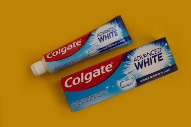 25 Nisan 2023 Ukrayna şehri renkli arka planda Kyiv Colgate diş macunu