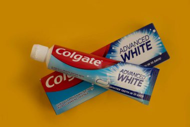 25 Nisan 2023 Ukrayna şehri renkli arka planda Kyiv Colgate diş macunu