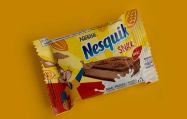 2 Mayıs 2023 Ukrayna şehri Kyiv Nesquik 'in renkli arka planda atıştırması