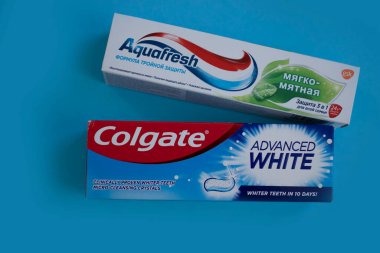 25 Nisan 2023 Ukrayna şehri Kyiv diş macunu Colgate ve Aquafresh renkli bir arkaplanda