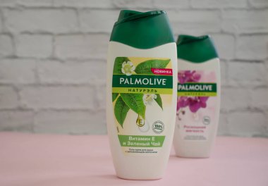 29 Nisan 2023 Ukrayna şehri renkli bir arka planda Kyiv Palmolive duş jeli