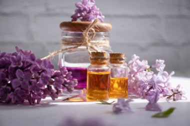 Kozmetik yağı, arka planda leylak çiçeği