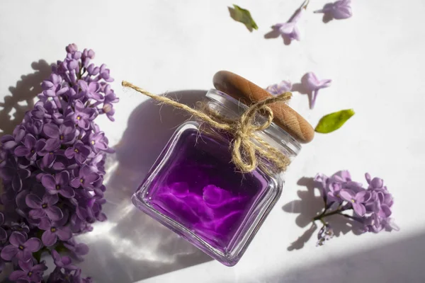 Kosmetisk Olja Lila Blomma Ljus Bakgrund — Stockfoto