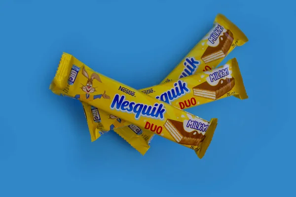 Maio 2023 Ucrânia Cidade Kyiv Nesquik Chocolate Nestlé Fundo Colorido — Fotografia de Stock