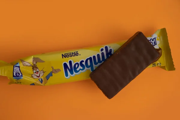 Maio 2023 Ucrânia Cidade Kyiv Nesquik Chocolate Nestlé Fundo Colorido — Fotografia de Stock