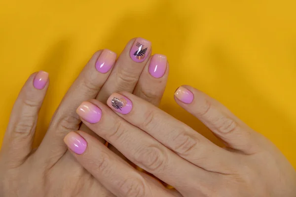 Vrouwelijke Hand Mooie Manicure Een Gekleurde Achtergrond — Stockfoto