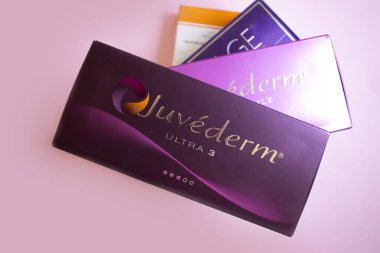 8 Ekim 2022 Ukrayna şehri Kyiv renkli arka planda Juvederm 'i doldurdu