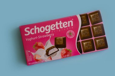 9 Mayıs 2023 Ukrayna şehri renkli bir arka planda Kyiv çikolatalı Schogetten