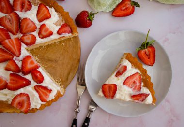 Eski arkaplanda taze çilekli turta