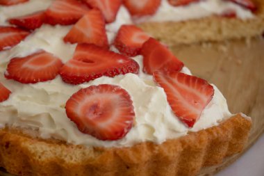 Eski arkaplanda taze çilekli turta