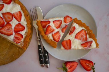 Eski arkaplanda taze çilekli turta