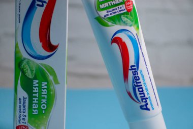 20 Nisan 2023 Ukrayna şehri Kyiv Aquafresh 'in renkli arka plan diş macunu