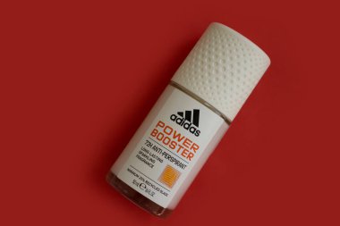 22 Nisan 2023 Ukrayna renkli arka planda Kyiv Adidas deodorantı