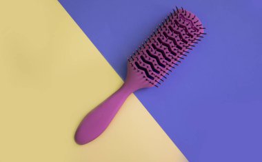 Renkli arkaplanda saç fırçası